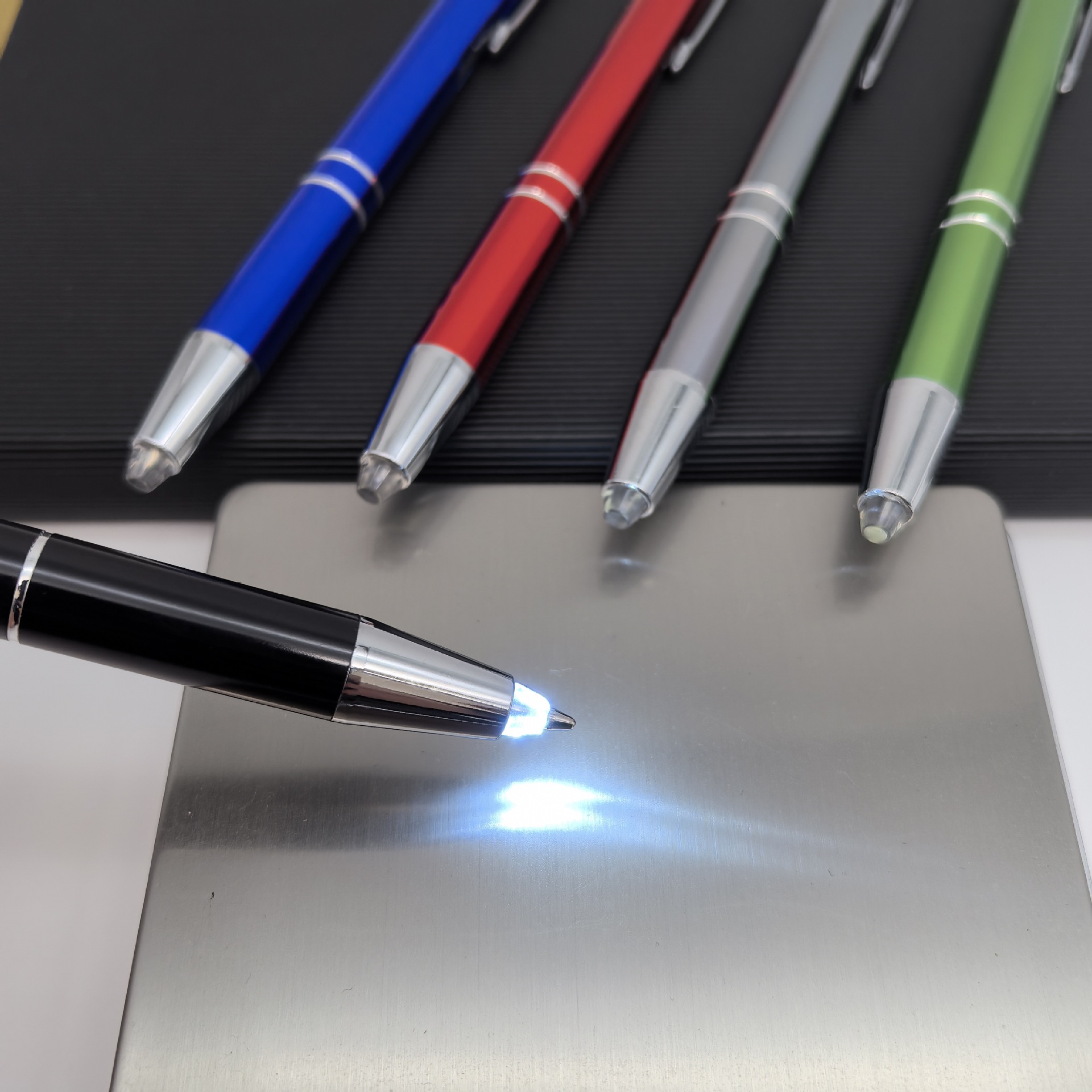 Presione la punta de la pluma luminosa barra de aluminio pluma metálica lámpara LED pluma de regalo de metal logotipo láser personalizado pluma metálica