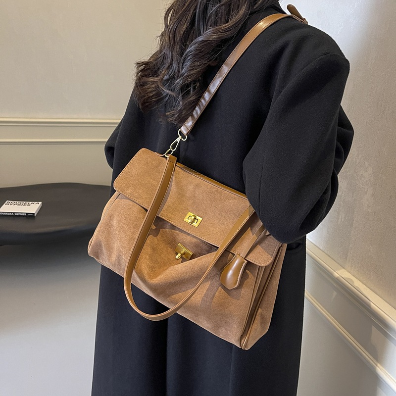 Este año, la popularidad de la bolsa de peluche retro, la capacidad de las mujeres, 2024 otoño y invierno, nueva moda, alta sensación de bolso de hombro.