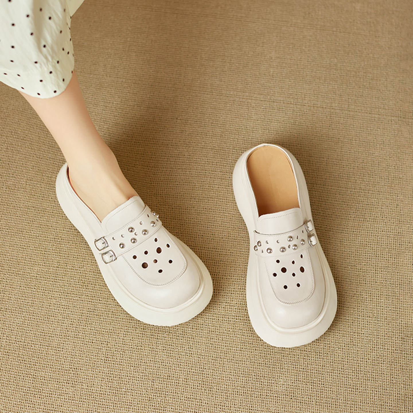 Dép sandal nữ đế dày quai chữ V mũi bao bít — đen