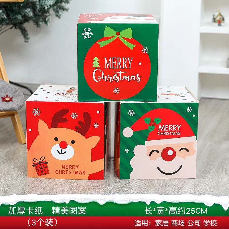 クリスマス装飾ギフトボックスの店頭デパートのショーウインドーのシーンにクリスマスツリーの下に飾られたギフトボックス|undefined