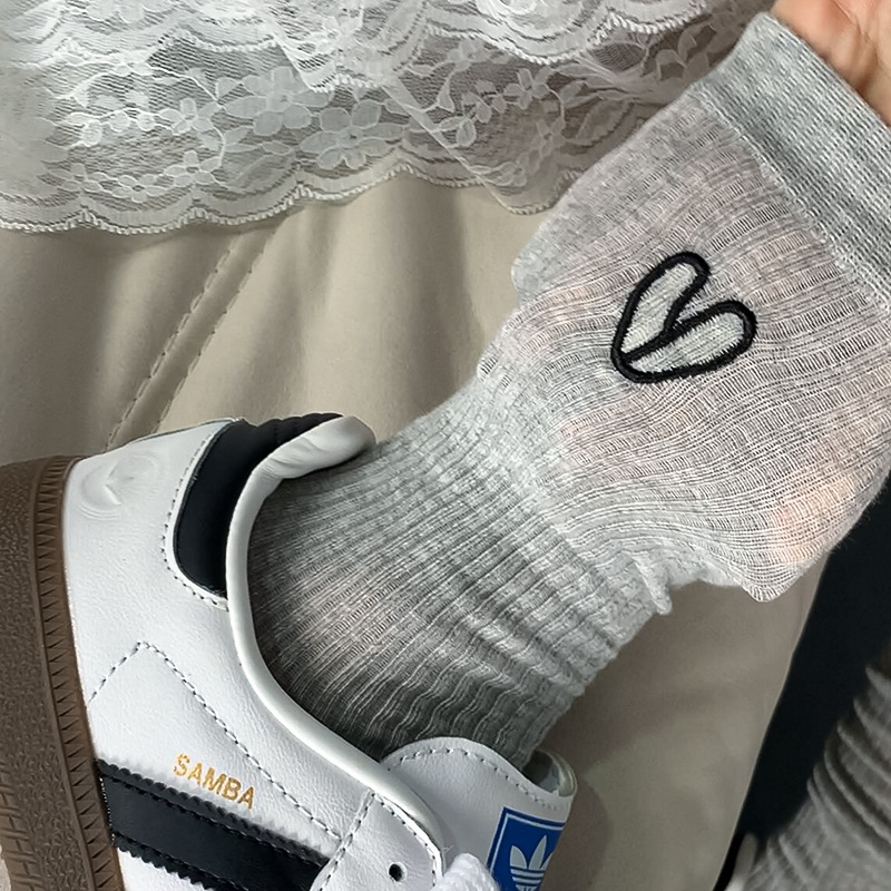 Calcetines grises mujeres bordadas amor simple coreano primavera y verano delgada calcetines de algodón al por mayor