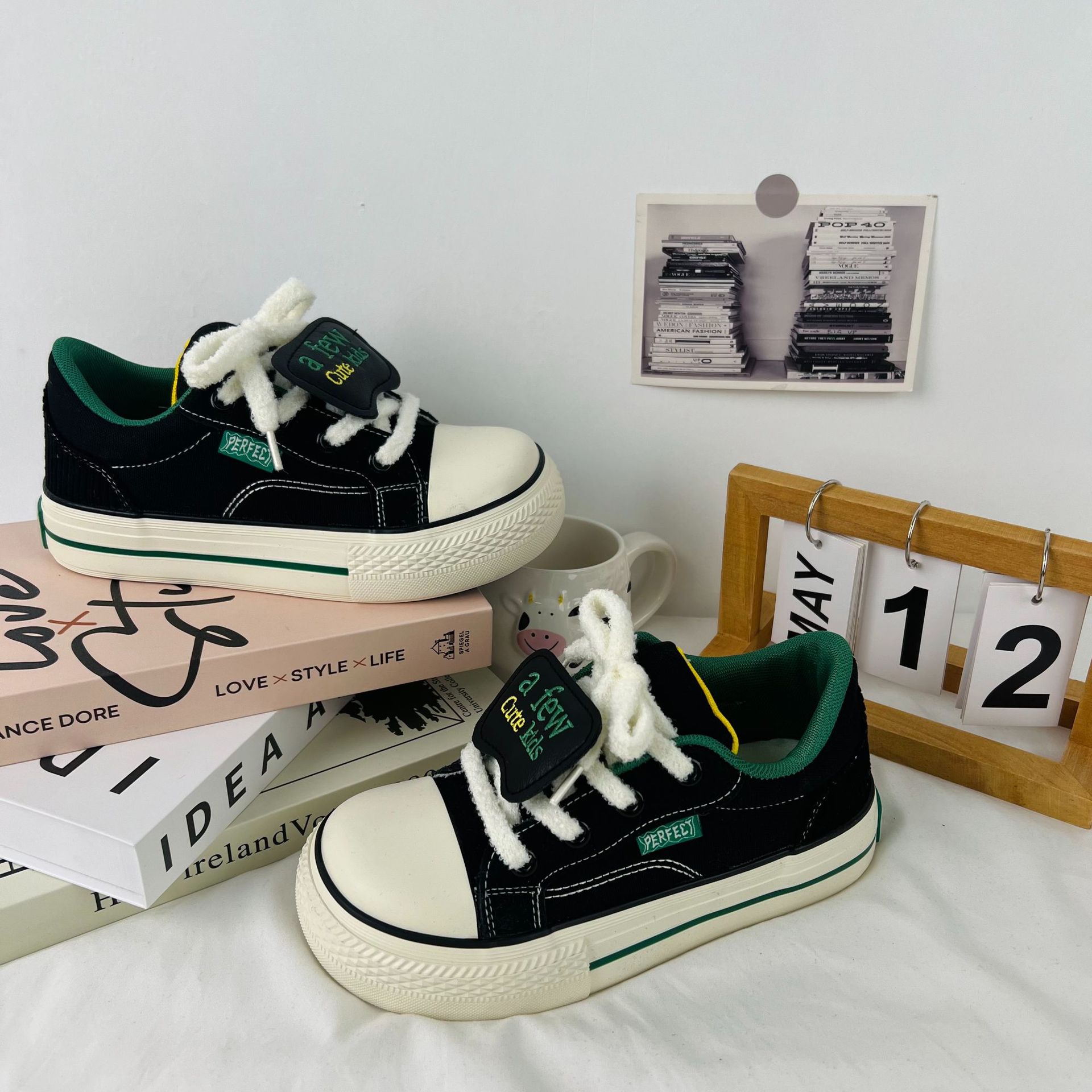 2024 estudiante de primavera Tiro callejero zapatos blancos de moda de las mujeres coreanas Harajuku estilo de Hong Kong zapatos de lona de punta cuadrada transmisión en vivo de las mujeres zapatos de mujer