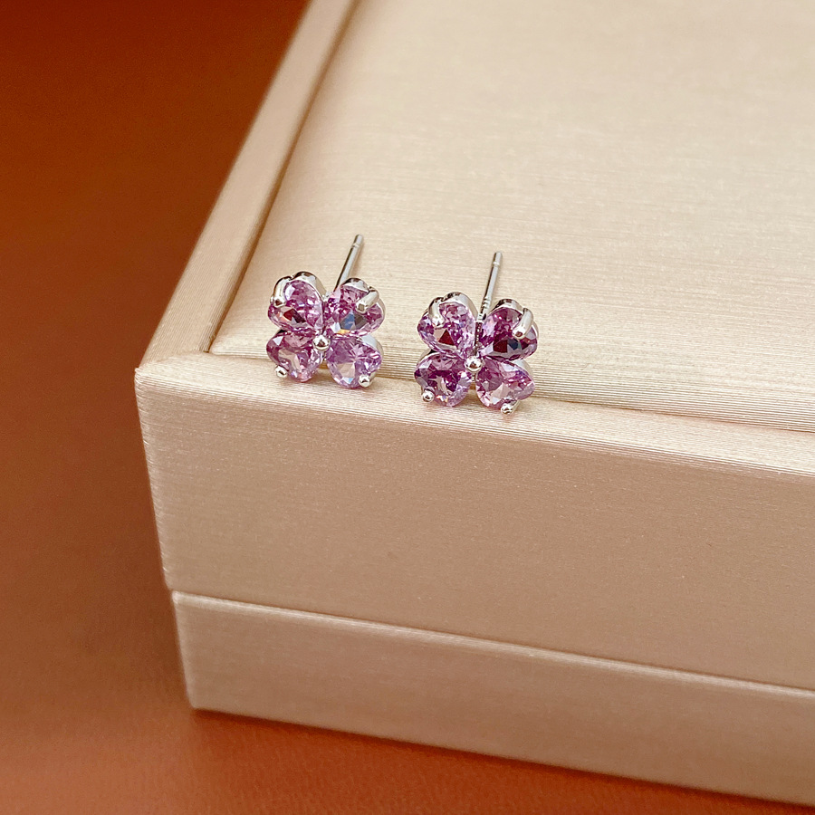 Agujas de plata zircon flores de hierba afortunada simple estilo de viaje versátil pendientes ligeros de lujo alta sensación de auriculares al por mayor