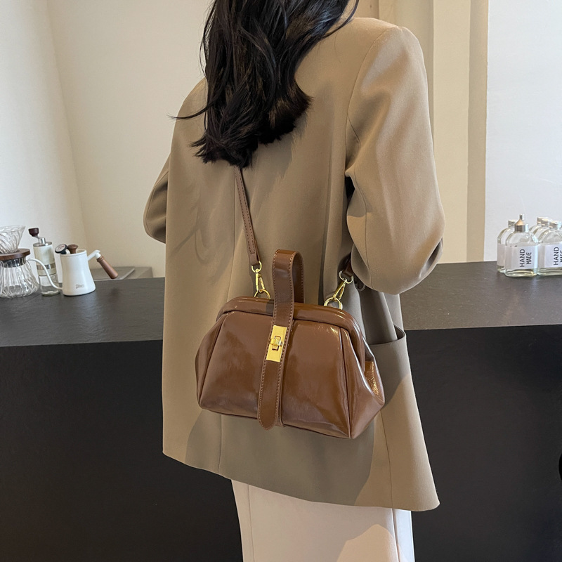 2024 otoño e invierno nuevo estilo bolso de diseño de nicho costuras de moda bolso de mensajero de hombro casual de todo fósforo bolso femenino de cercanías