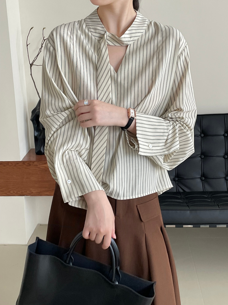 滔川韓系の高級感が漂っています。ストライプシャツの女性秋の独特なファッション長袖上着2588