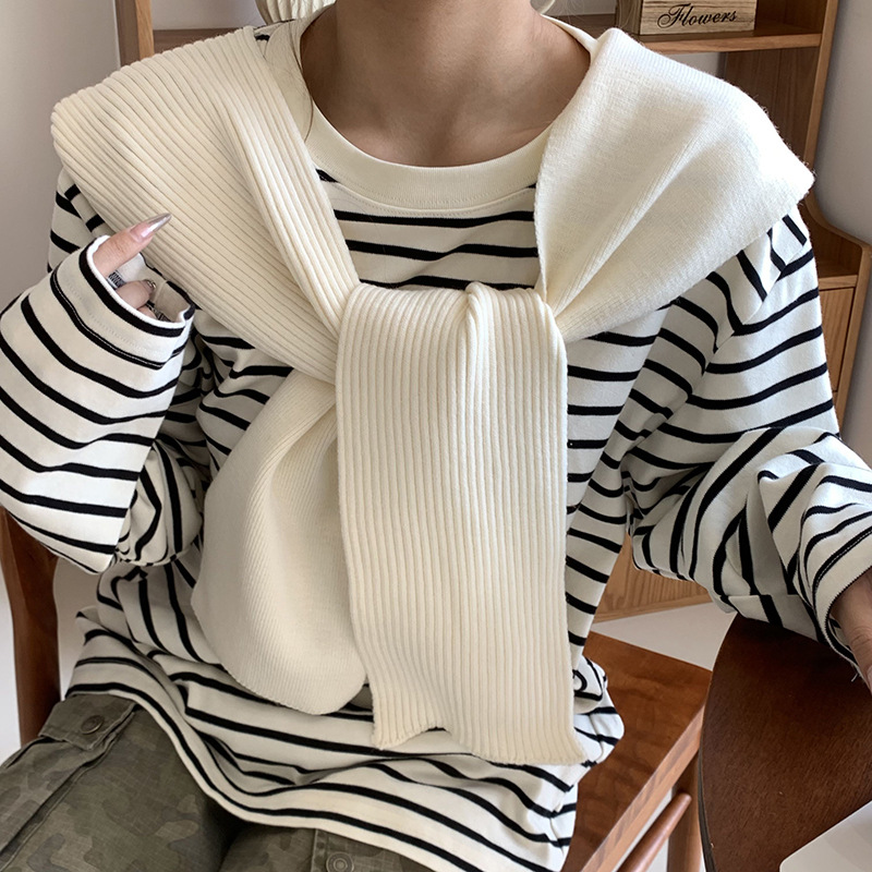 Sopa de punto de alta sensación de nuevo color sólido versátil suave glutinoso con camiseta de manga larga suelta con un pequeño hombro de hombro