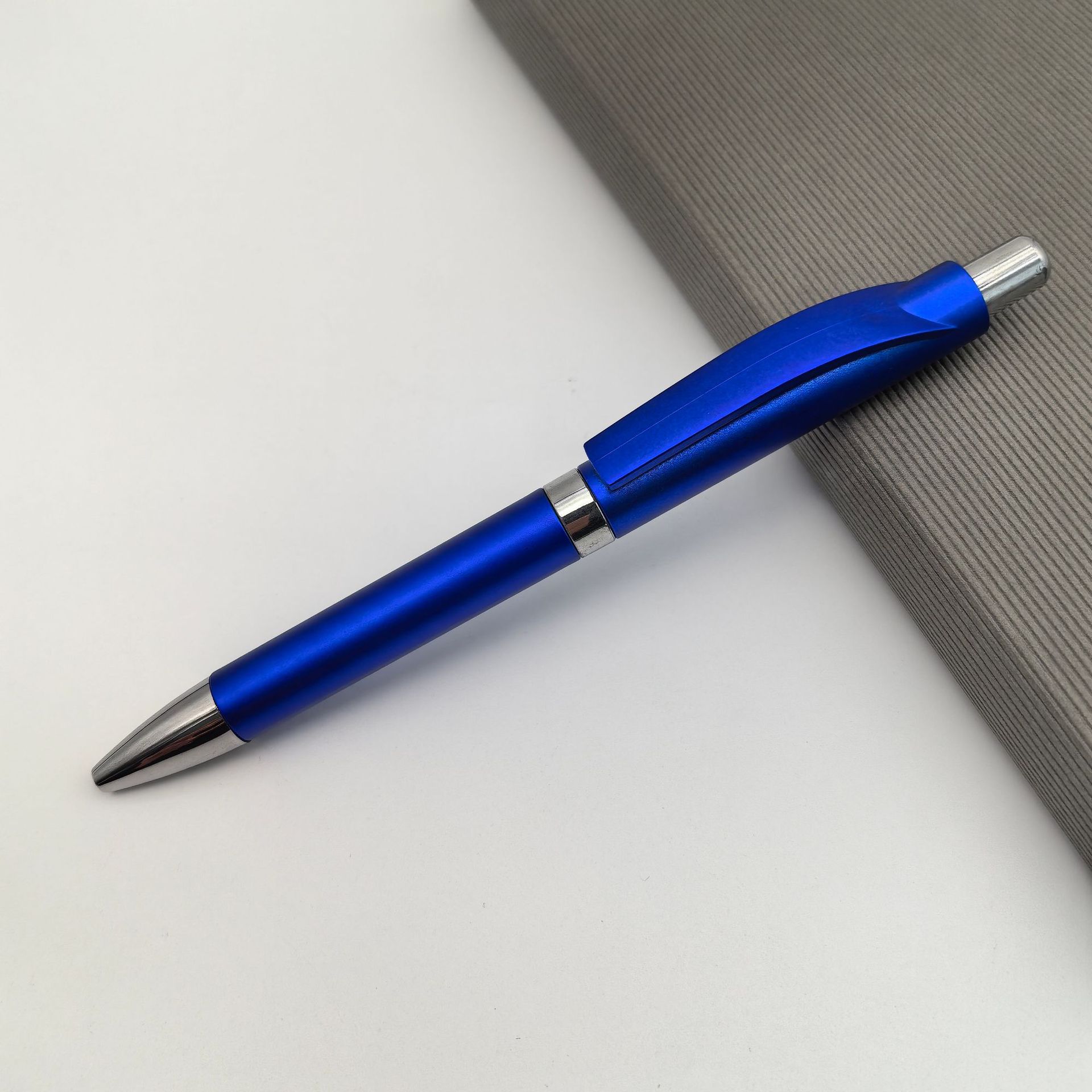 Bolígrafo publicitario de color de presión de poste de pintura de plástico logotipo personalizado bolígrafo de regalo publicitario bolígrafo de hotel promocional