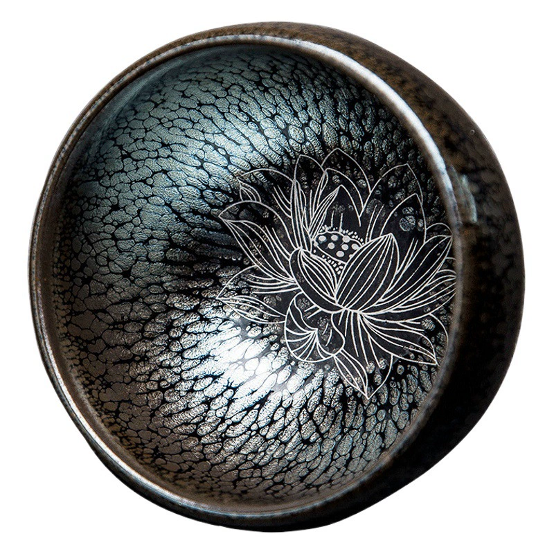 Чашка чая с серебряными и железными шинами