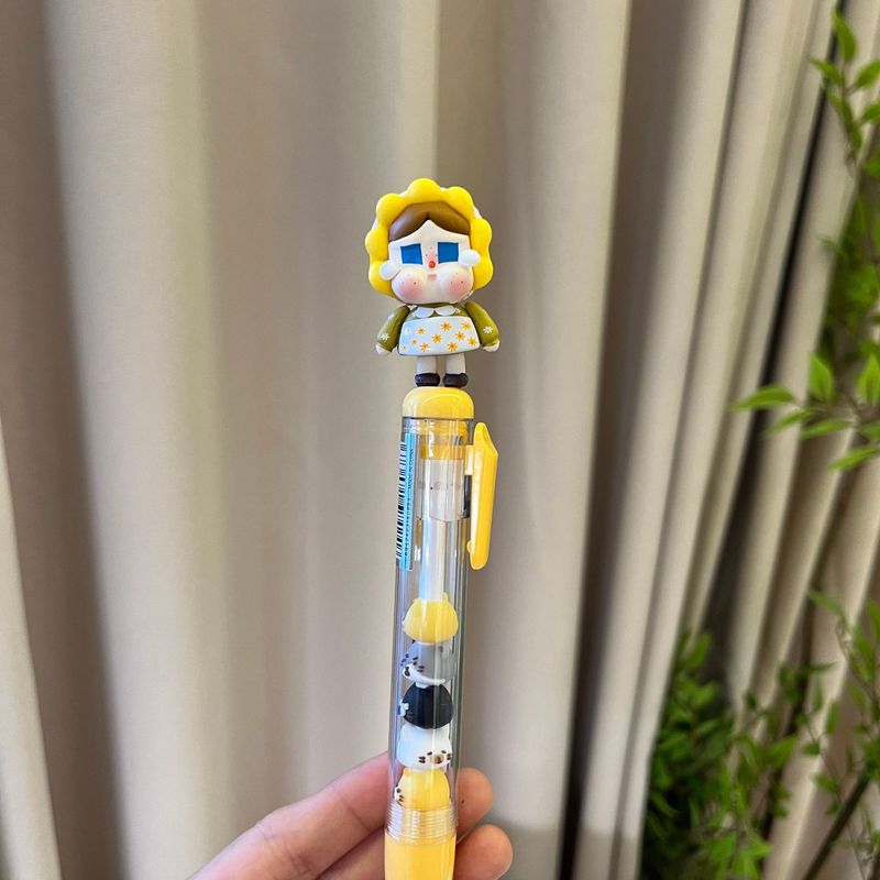 泣いている赤ちゃんを変える、かわいい赤ちゃんを変える、ニュートラルペン、クリエイティブなDIY楽しいペン、かわいい学生|undefined