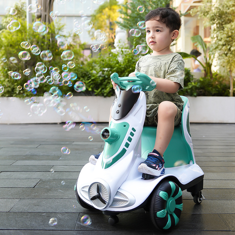 Coche de equilibrio eléctrico para niños con máquina de burbujas, juguete de control remoto para niños y niñas, coche de deriva de cuatro ruedas para bebés