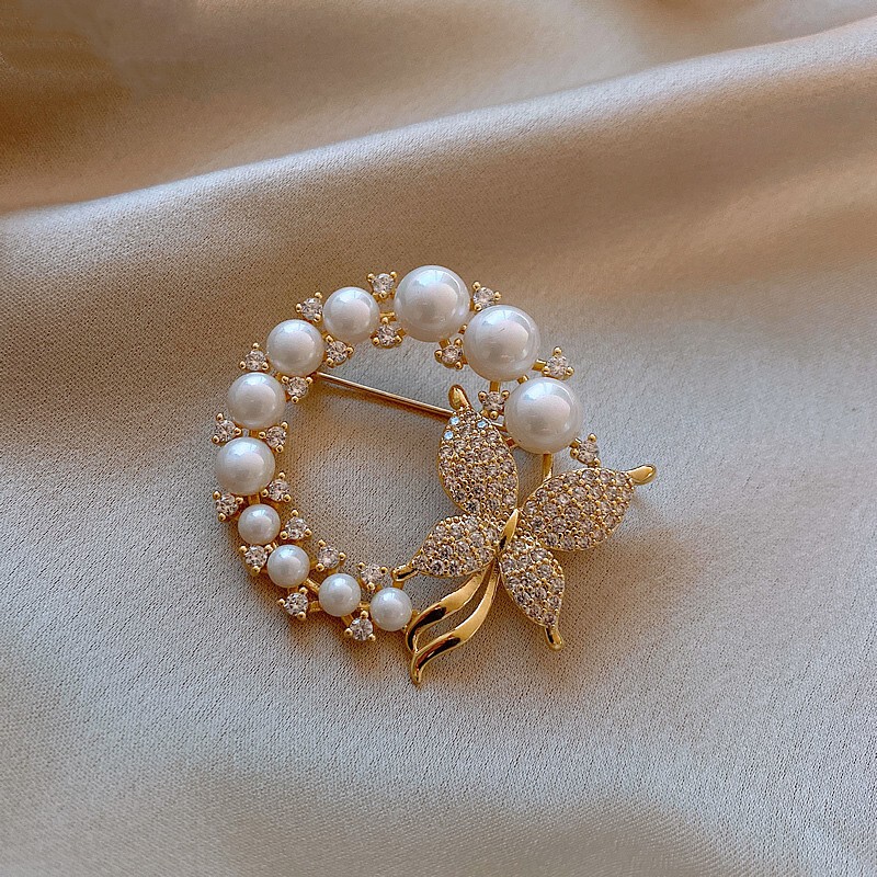 New Pearl Butterfly High-grade Golden Brooch Women's Ring Anti-running Light Pin Sweater Jacket Suit Clothes Decoration
