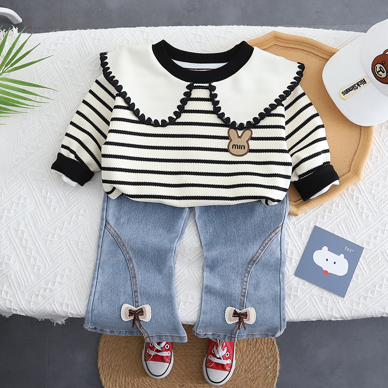 Conjunto de dos piezas sudadera a rayas con cuello tipo doll y jeans – primavera 2025, versátil.