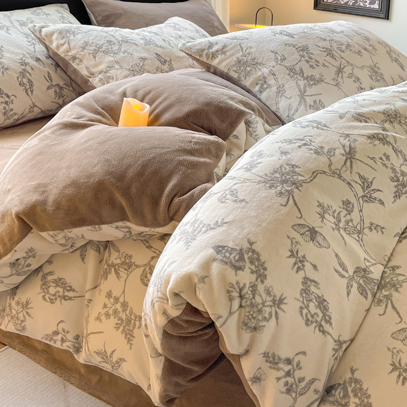 Otoño y invierno de leche de lana de cuatro piezas conjunto 2025 nuevo doble cara sábanas de lana de coral cubierta de cama de tres piezas grueso conjunto