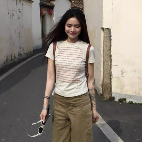 Women's Summer Slim-Fit, Short-Sleeve Gray T-Shirt with Retro American-Style Letter Print and Off-Shoulder Design – Perfectly Versatile for a Flattering Look