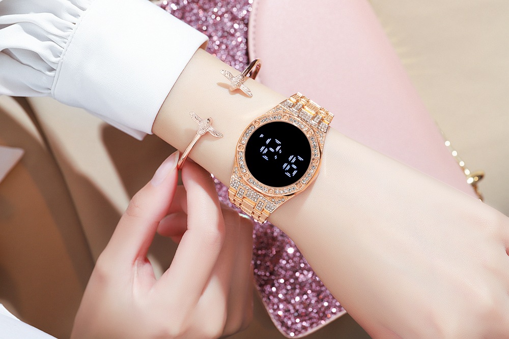 2024 Neue Luxus-Diamantarmband-Legierungsstahlband LED-Anzeige Touchscreen Damenuhr_voghion.com