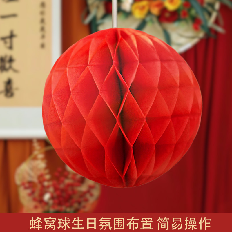 El primer aniversario del bebé decora la escena de la linterna roja, columna de panal, accesorios ceremoniales chinos.