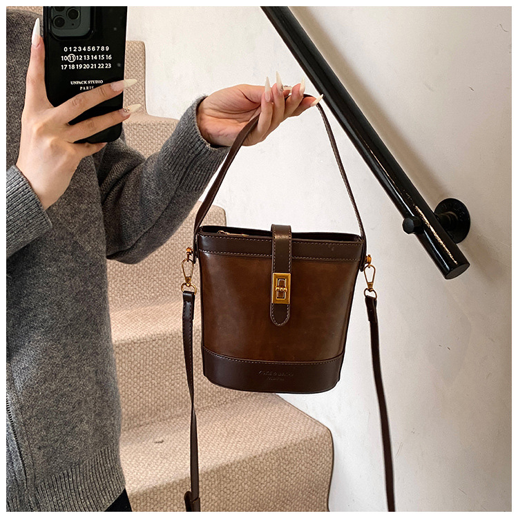 A retro color-blocking and textured hand-held bucket bag for women, a new 2024 trendy and fashionable small bag, a crossbody bag undefined