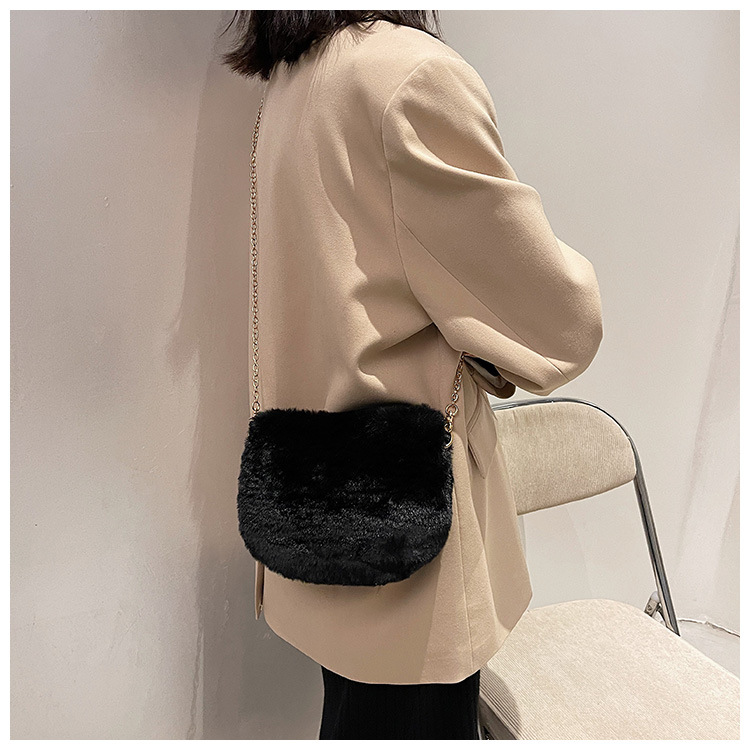 2021 New Autumn And Winter Furry Style Chain Bag Shoulder Messenger Bag Small Square Bag display picture 11