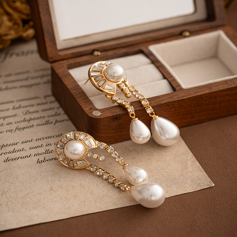 Sophisticated elegant design earrings drop-shaped pearl with zircon