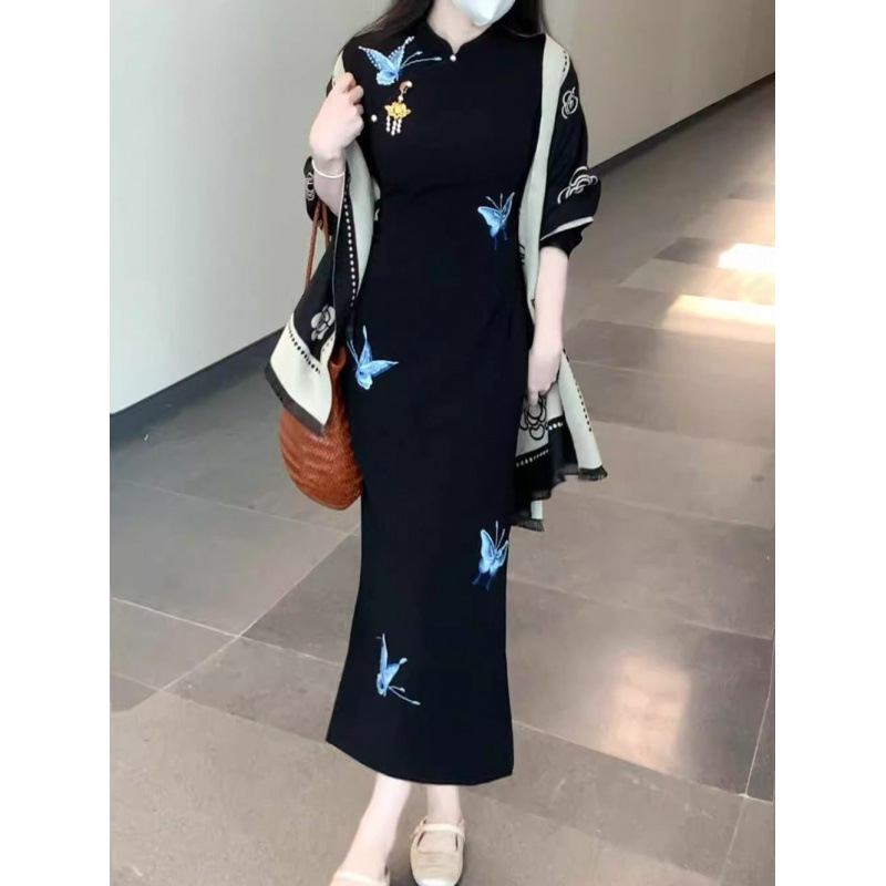 新中式改良旗袍年轻气质修身蝴蝶刺绣高级感国风黑色连衣裙女秋季