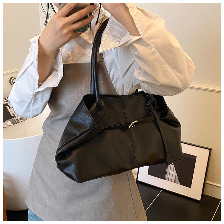 The laid-back style large-capacity underarm tote bag for women in 2025, with a lock, is fashionable and versatile. It's a trendy single-shoulder bag for commuting undefined