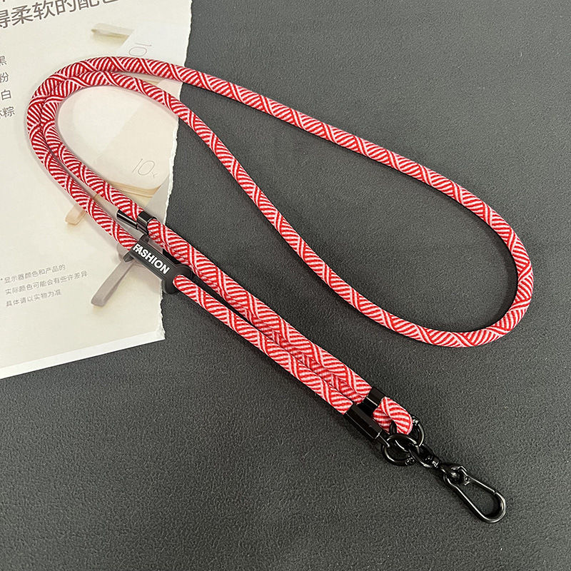 日系8mm携帯電話のストラップは、携帯ケースのストラップに斜めにまたがっています。|undefined