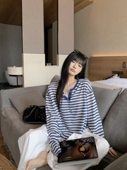 青と白のストライプの女性用ルーズ長袖Tシャツ、夏のカジュアルな怠惰な日焼け止めブラウス、ミドル丈のニッチな多用途トップス