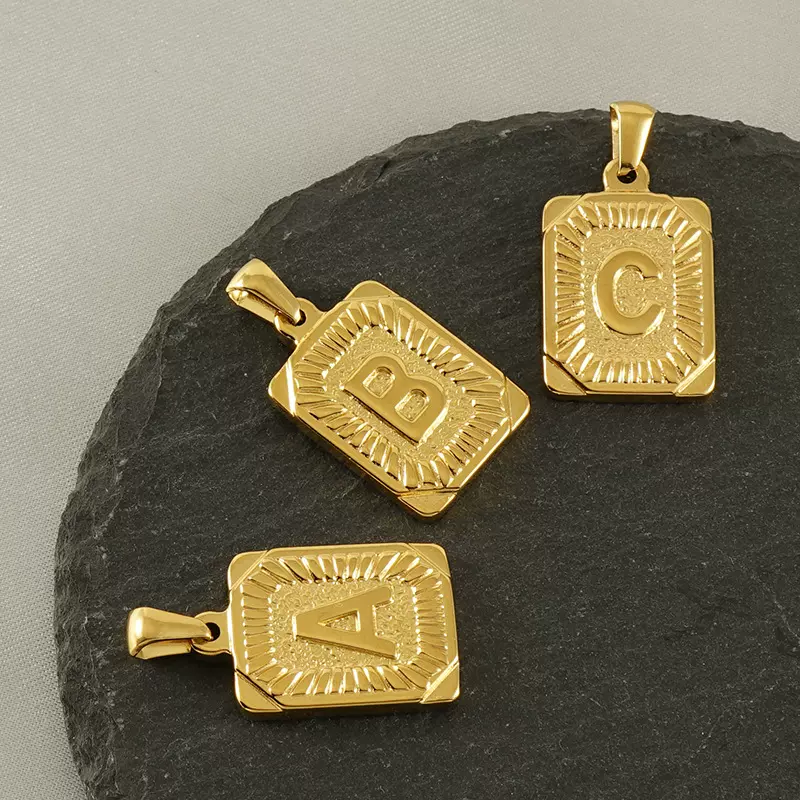 新款欧美跨境18K钛钢字母吊坠“大方牌”气质设计潮酷百搭ins新品