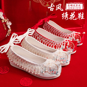 Love butterfly increase wedding shoes in red Chinese wedding bridalfairy hanfu shoes for women girls XiuHe shoes old Beijing embroidery beaded hanfu female
