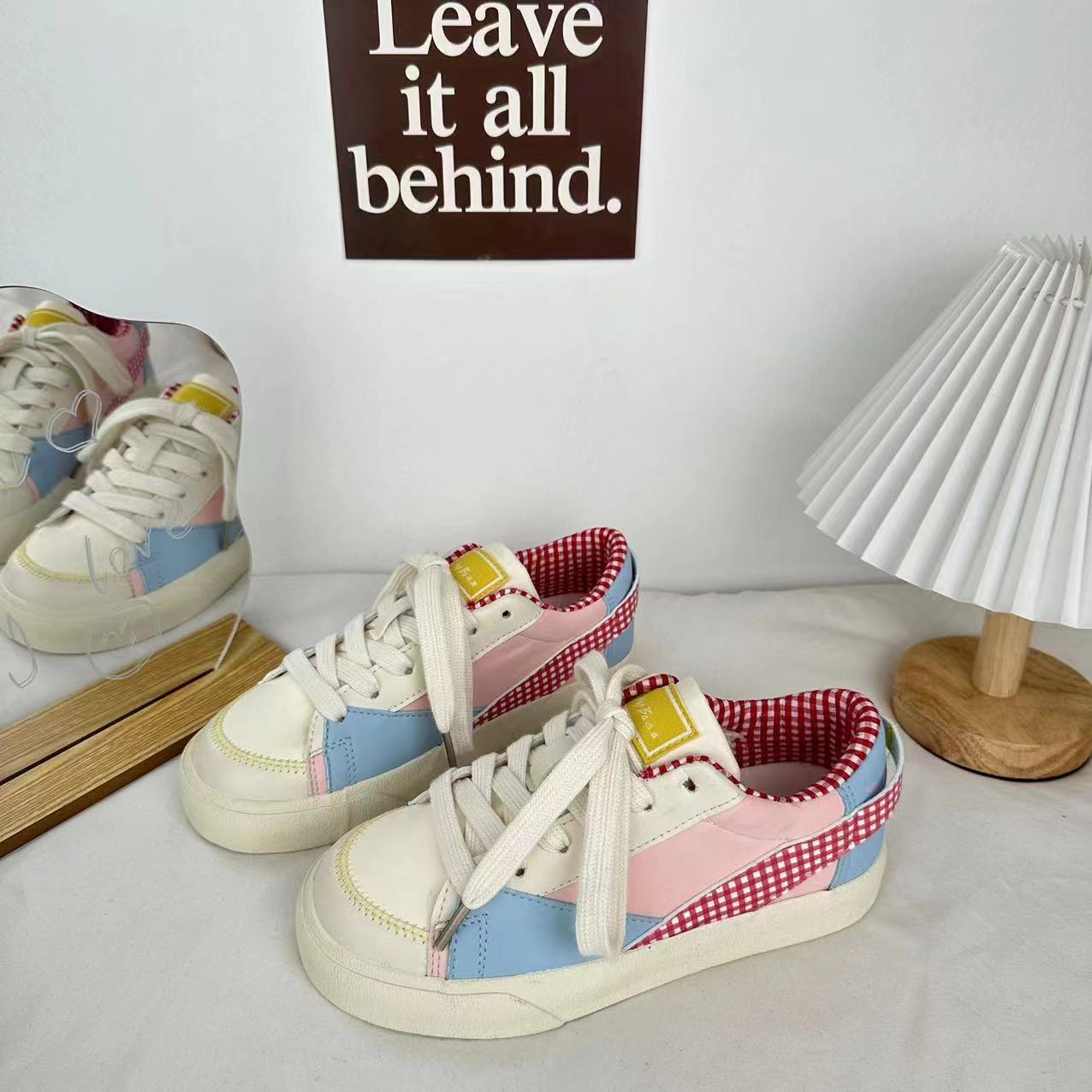 2024 primavera y verano de bajo nivel de color coreano zapatos de lona de mujer Harajuku ventilado puerto callejero de moda zapatos blancos