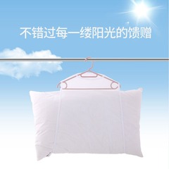 源メーカーは枕の神器ネット袋を干して枕を抱いてネットのハンガーを干します。