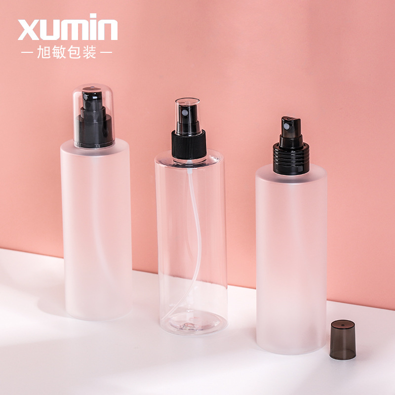 Xumin embalaje en stock botella de lavado de gran capacidad 300ml botella de spray de hombro plano transparente botella de spray negro PET esmerilado