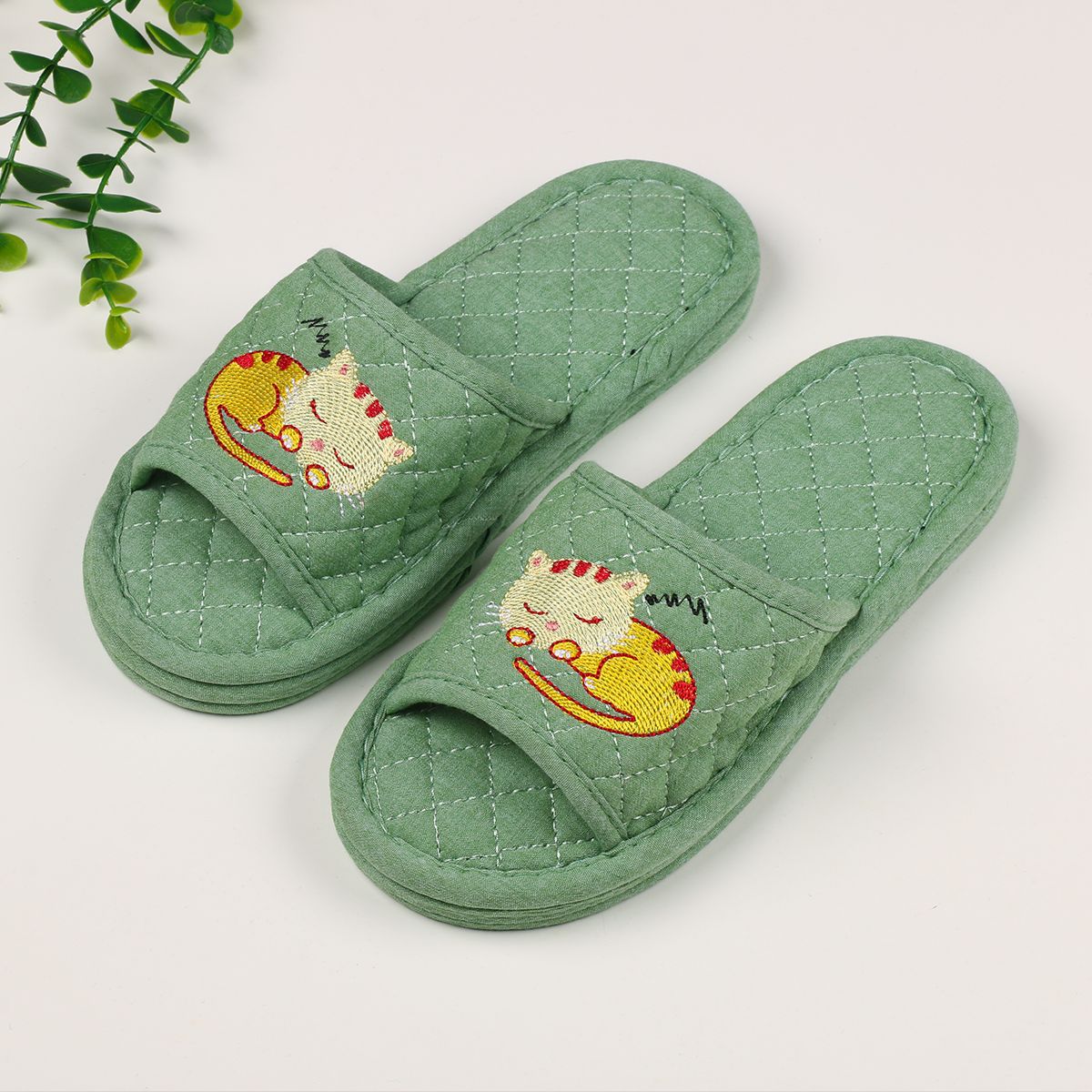 새끼 고양이 소녀 녹색