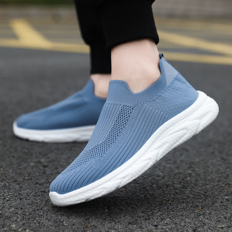Zapatos de hombre transfronterizos perezosos de un pie 2025 primavera y verano malla zapatos de hombre zapatos casuales zapatos de todo fósforo de color sólido de fondo suave tejido volador