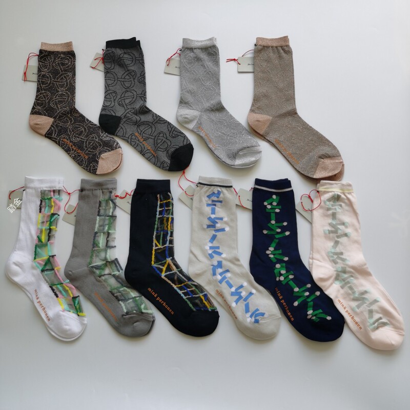 New spring and summer socks, featuring a forest-inspired, retro, and artistic style, with paper-cut oval and bell-shaped patterns in contrasting colors, and a thin, mid-calf length