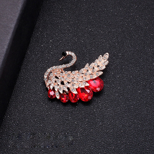 Golden Pineapple Brooch for Ladies - High-End and Refined, Wholesale Flower Brooch, Retro Design, Anti-Transparency Sweater Pin, Small Accessory and Décor