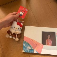 甘美ラードのマントのキティストラップのコートの掛け布団はかわいいケイティのぬいぐるみのぬいぐるみを包んで掛けます。