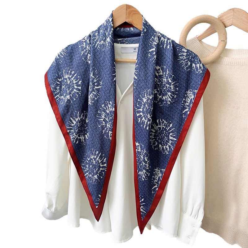 Bufanda triangular única original de Corea Bufanda de seda Bufanda de mezclilla con estampado azul Bufanda biselada para mujer Cinturón decorativo de todo fósforo Cortina de pedo