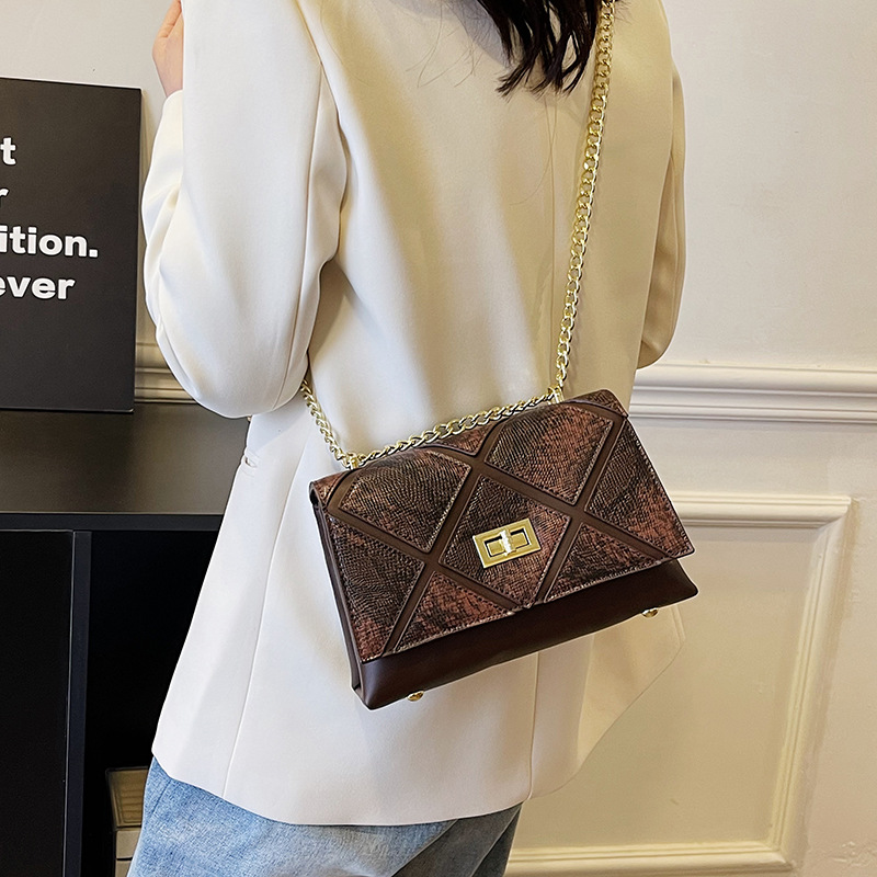 2024 nuevos bolsos de mujer, costuras con patrón de serpiente, bolsos cuadrados pequeños, bolsos de cadena populares europeos y americanos, bolsos de mensajero de hombro para mujer