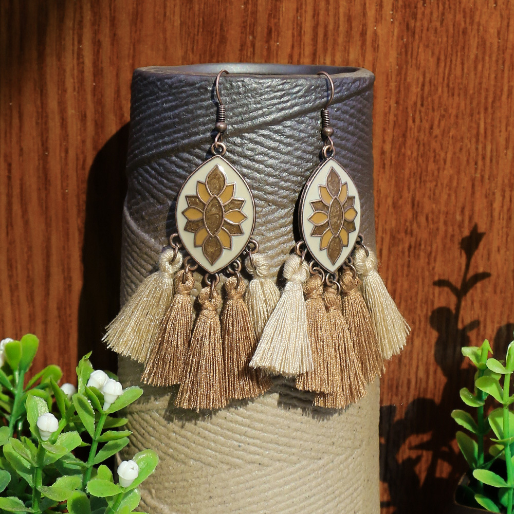 1 Pair Ethnic Style Geometric Pu Leather Metal Tassel Women's Earrings display picture 6