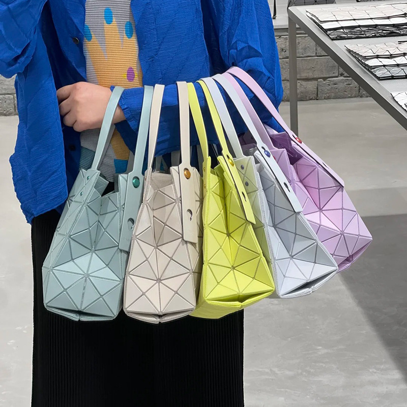 Japan's New Issey Miyake Original Diamond Bag Geometric Rhombus Small Square Bag Mini Handbag Shoulder Bag Women's Bag Japan's New Issey Miyake Original Diamond Bag Geometric Rhombus Small Square Bag Mini Handbag Shoulder Bag Women's Bag