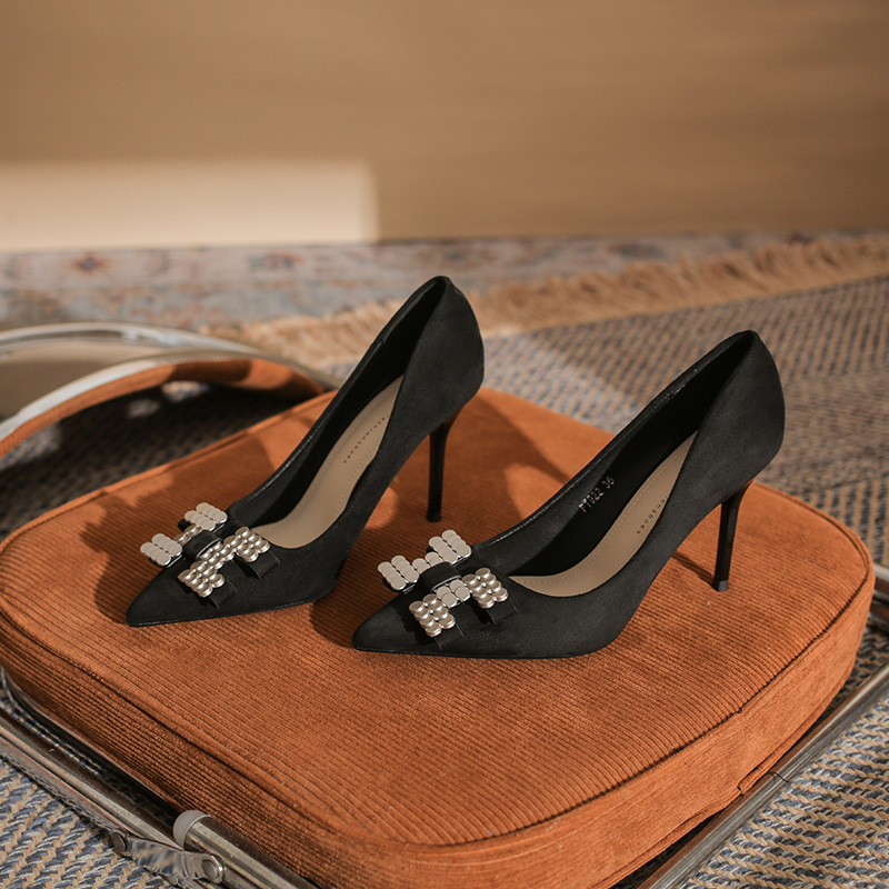 Escarpins hauts talons pointus avec nœud et rivets élégants_voghion.com