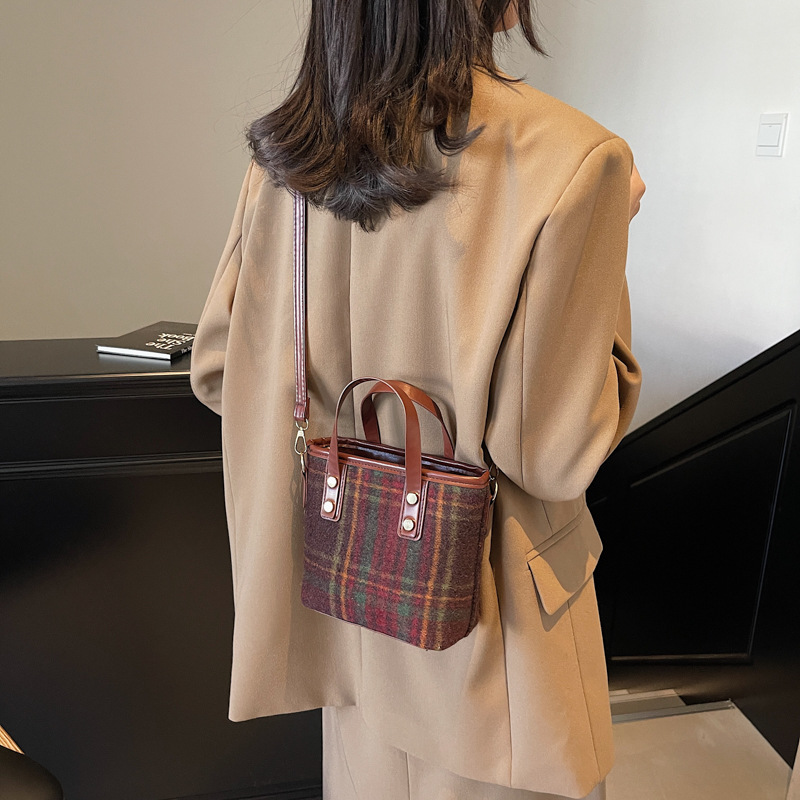 Bolsas populares de este año, bolsas de mujer a cuadrícula versátiles, 2024 nuevas bolsas de hombro de invierno, bolsas de cubo retro