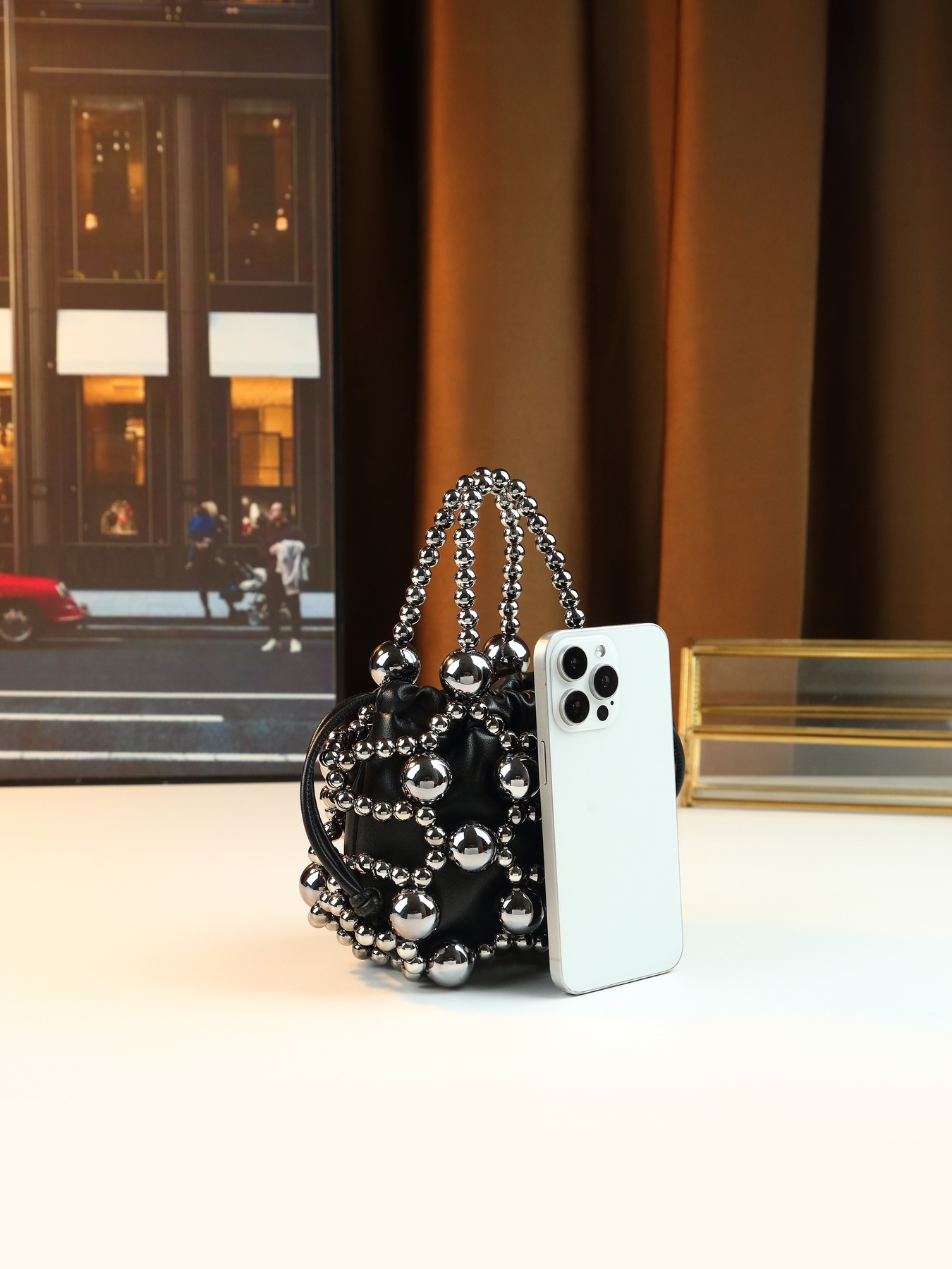 Borsa a secchiello donna con perle in metallo per sera_voghion.com