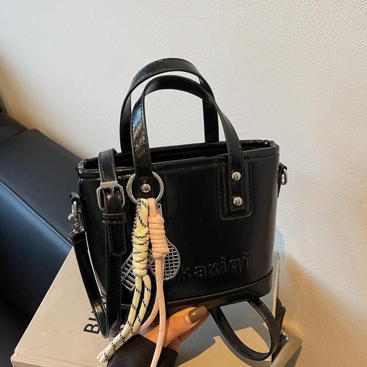 Retro brillante bolso de cubo de mano 2025 nuevo estilo bolso de hombro de color contrastante sensación de alto nivel bolso de mochila casual simple