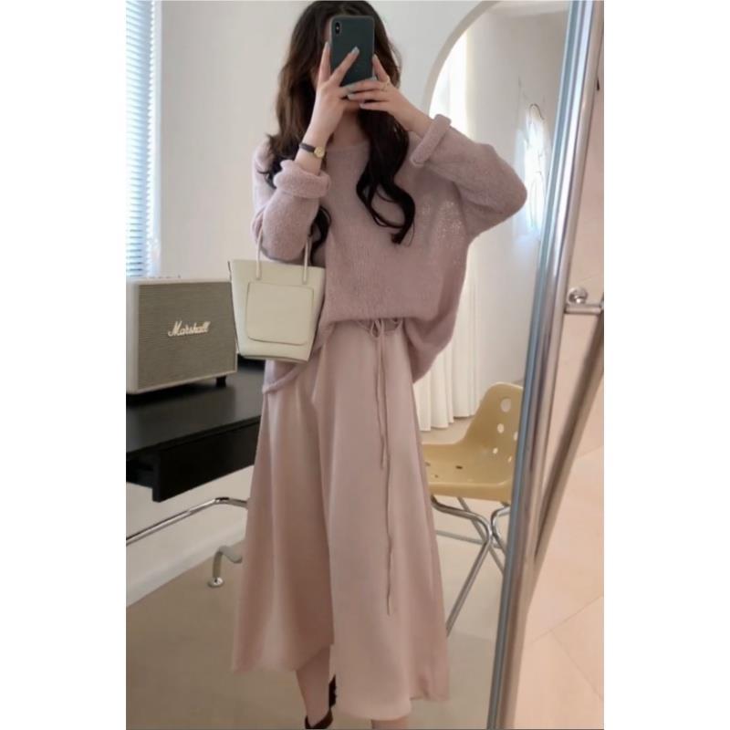 Autumn design elegant retro sweater with a round collar