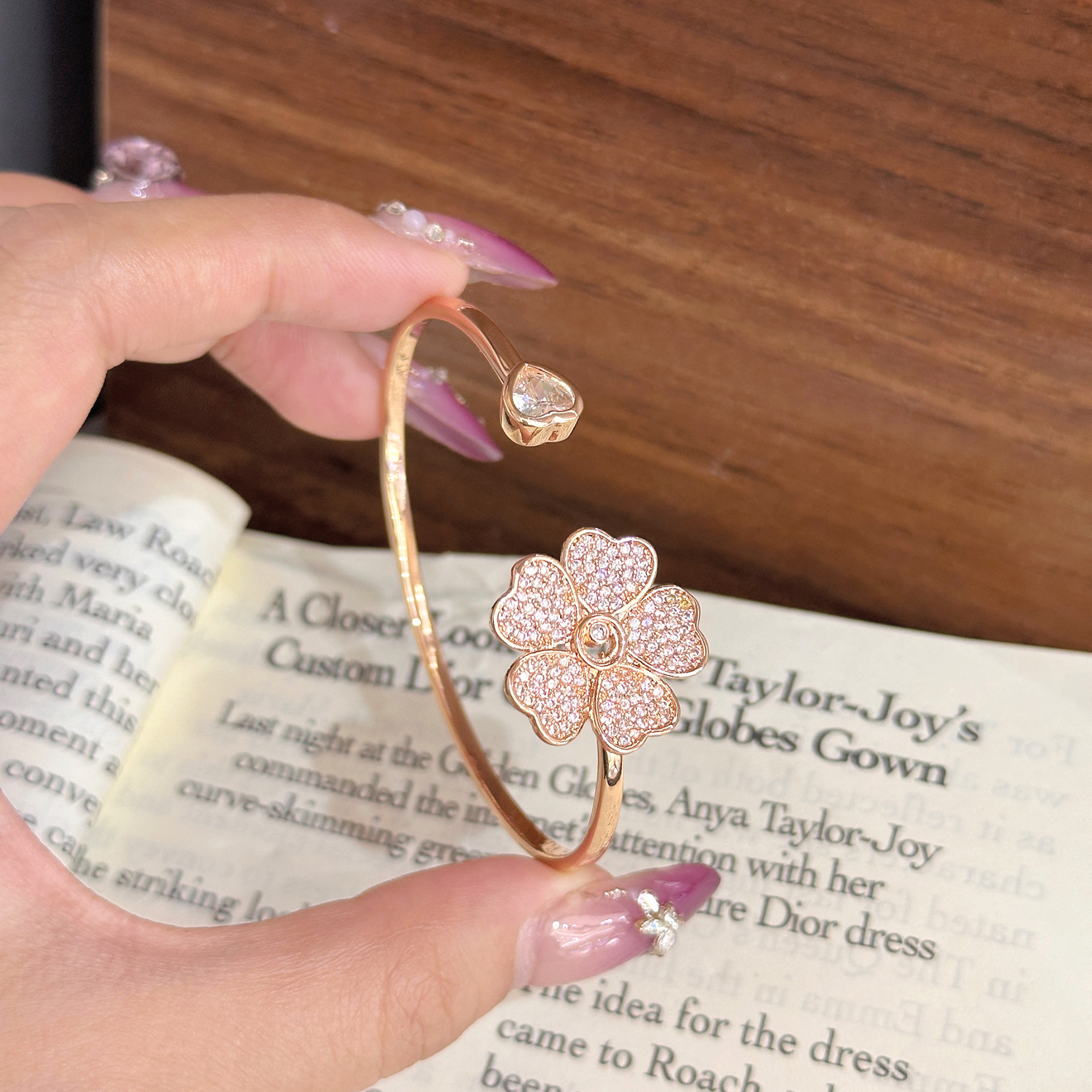 El pequeño libro rojo es el mismo lujo ligero Seiko pulsera de cuatro hojas de diamante femenina universal pulsera de pulsera de flores de alto nivel