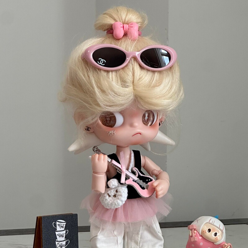 Pei Qin/Gazi Jie wig with water wave curls, warm platinum blonde hair, soft and silky, with an abundance of hair volume, can be trimmed and styled Pei Qin/Gazi Jie wig with water wave curls, warm platinum blonde hair, soft and silky, with an abundance of hair volume, can be trimmed and styled