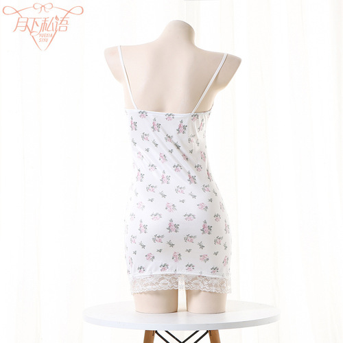 Sexy lingerie with small floral contrasting colors and lace splicing, sexy low-cut pure lust style suspenders, hip-covering sexy pajamas short skirt