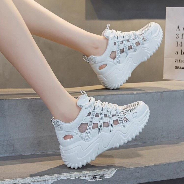 Zapatos blancos para mujeres 2026 nuevas sandalias deportivas casuales de alto nivel transpirables, zapatos de moda huecos para mujeres